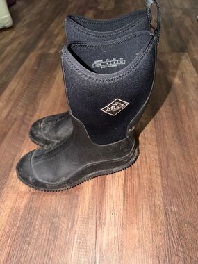 Kids Black Muck Boots size 6
